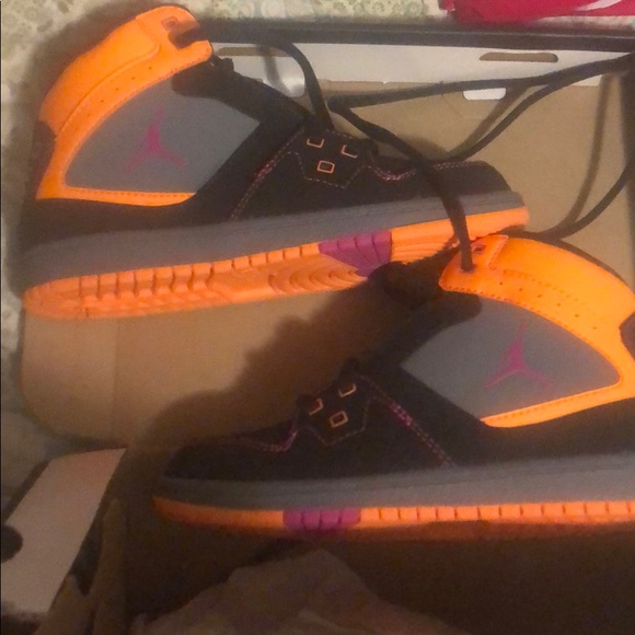Brand new Girls Jordan 1 flight (ps) sneakers - Picture 4 of 8